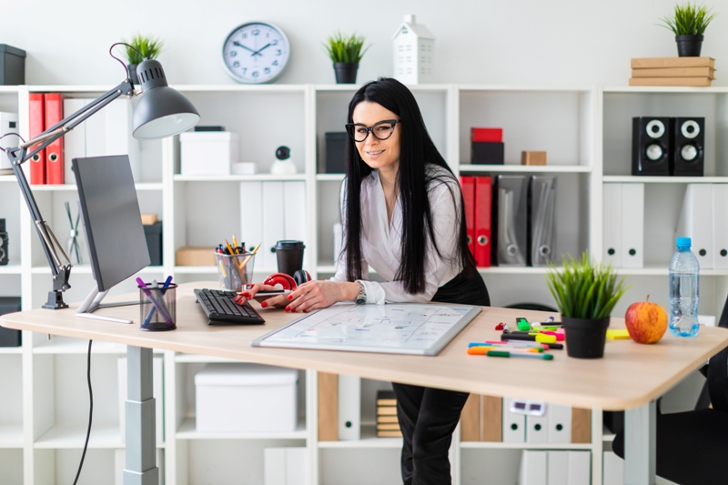 如何讓客製化徽章保持光亮如新?答案就是水性透明漆